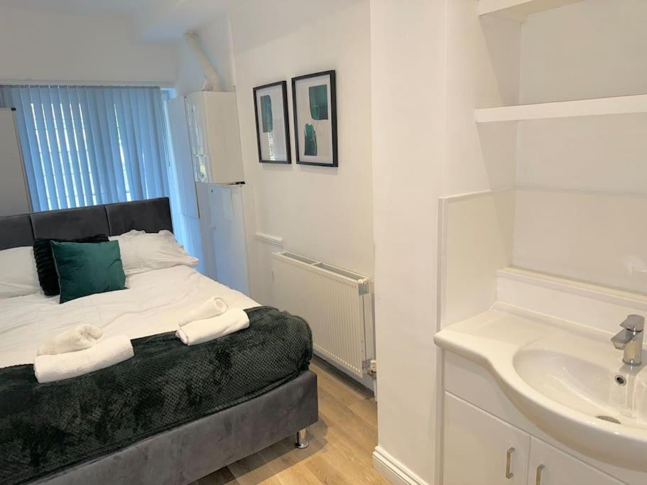 Spacious 15 Guest Home With 9 Beds In Shirley Solihull Eksteriør billede