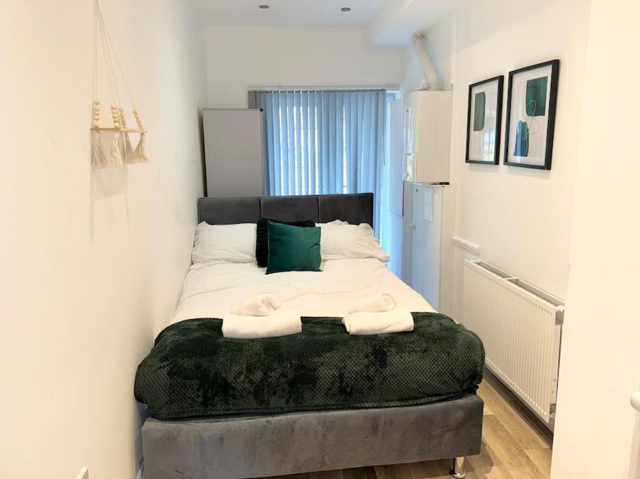 Spacious 15 Guest Home With 9 Beds In Shirley Solihull Eksteriør billede