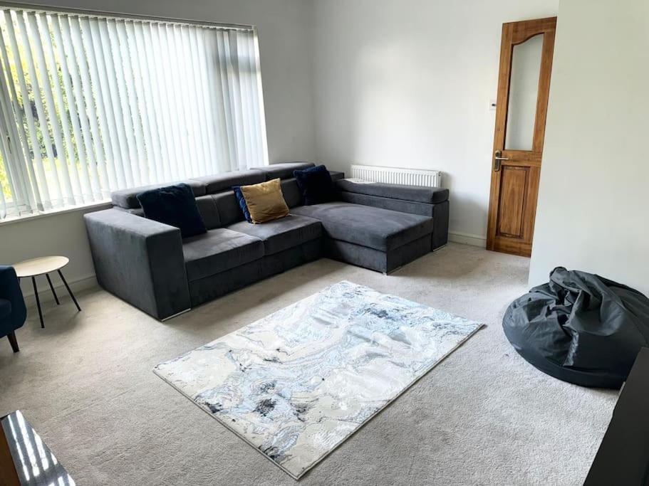 Spacious 15 Guest Home With 9 Beds In Shirley Solihull Eksteriør billede