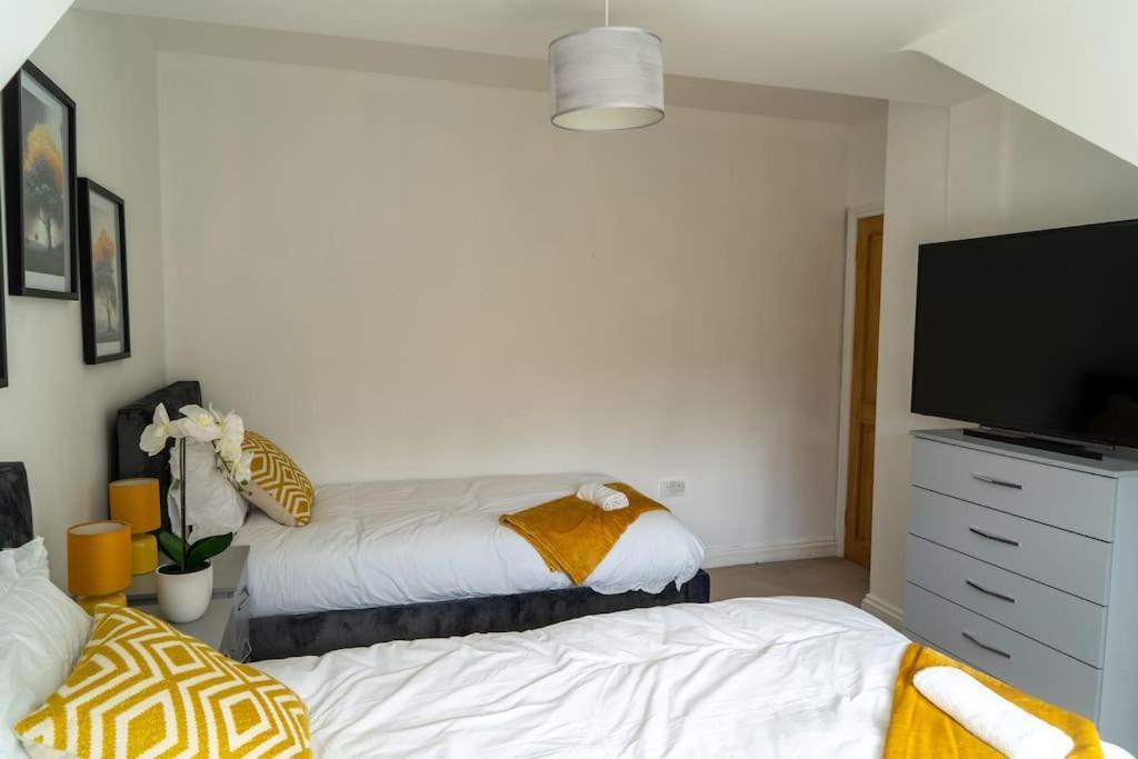 Spacious 15 Guest Home With 9 Beds In Shirley Solihull Eksteriør billede